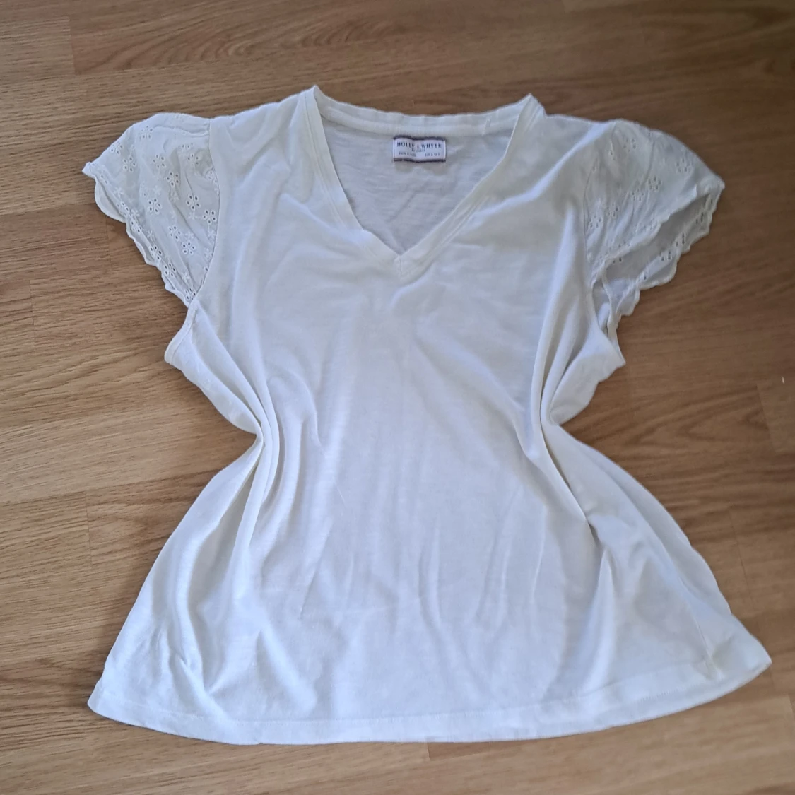 Vit blus med spetsärmar Holly & Whyte