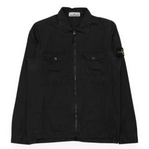 Svart overshirt från Stone Island - Svart overshirt från Stone Island, Cond 9/10, storlek S, kvitto finns! Kom dm för fler frågor💚
