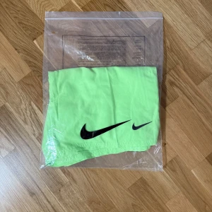 Nike badshorts (L) - Säljer splitternya nike badshorts. Neongröna. Storleken är L. Oanvända och säljs eftersom butiken tar alldeles för dyr avgift för retur. 