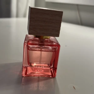 Rituals Rêve de Hanami 15ml parfym - Rituals Rêve de Hanami de parfum i en snygg rosa glasflaska på 15 ml. Flaskan har en fyrkantig form och ett stilrent lock i ljust trä med guld-detaljer vid spraymunstycket. Perfekt storlek att ha med i väskan. Lyxig doft. Orginalpris ca 200kr. Pris kan diskuteras 