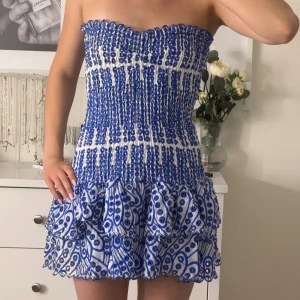 Somrig klänning💞 - Somrig klänning från design by amor, helt oanvänd med lappar kvar. Nypris 500kr, säljer endast för att jag vill köpa andra plagg💞 Pris kan diskuteras (skicka prisförslag) och skriv vid frågor.