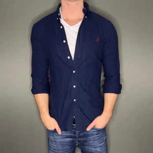 Ralph lauren skjorta - Hej säljer nu min fina Ralph lauren skjorta i storlek M. Den är i nyskick och kommer vara otroligt snygg på sommaren. Nypris cirka 1600kr! Vi kommer att sälja liknande produkter nu i sommar så glöm inte följa profilen!🌊🍾