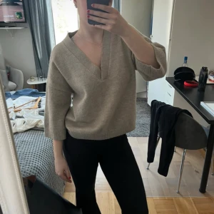Beige stickad tröja - Kortärmad stickad tröja, sparsamt använd!🥰