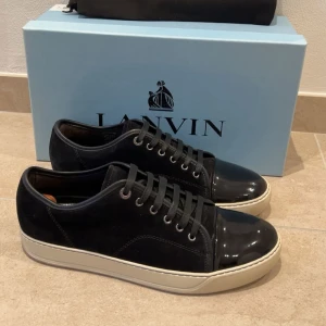 Lanvin skor - Tja! Säljer nu dessa lanvin nappa cap toes i storlek uk 8/42-43 men passar också 44. Skorna är i nytt skick, endast använda enstaka gånger. Låda, dustbag och extra skosnören medföljer. Kontakta vid frågor! INGA BYTEN!