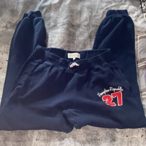 2000s mjukis byxor  - Ett par jättesnygga mjukis byxor från Hampton Republic! Va min syster under 2000 talet men har inte blivit använda på ett tag nu. Är i jättebra skick dock så finns det en oljefläck på baksidan 🙁, inte jätte synlig dock! 