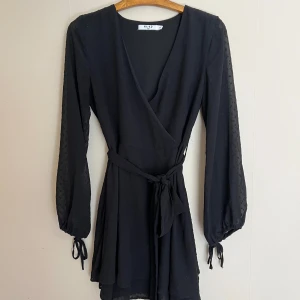 Svart klänning - Använd nån enstaka gång så fortfarande i bra skick. Liten defekt som syns på tredje bilden