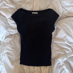 Zara t shirt - Båtringad T shirt från Zara, passar S/m. Endast testad och tagit bort lapp nyligen men blev ingen användning.