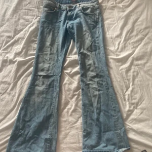 Bootcut & Lågmidjade jeans!! - Jätte söta lågmidjade jeans som är bootcut! De är storlek 27 och  innebenslängden 75 cm!!!💓