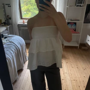 Vit volangkjol med broderade detaljer - Supersöt kjol som jag gillar att använda som topp också! Jag har vikt den i midjan eftersom den är ganska högmidjad 💕