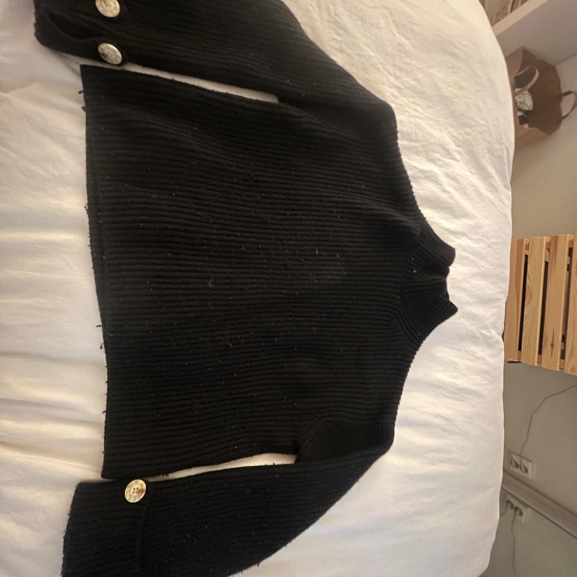 Svart ribbad stickad tröja med knappar - 4