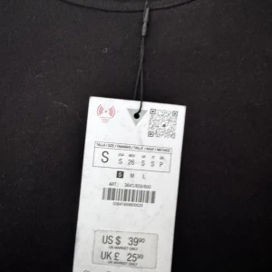 Svart långärmad topp från Zara - Säljer en svart långärmad topp från Zara. Modellen är figurnära med rund halsringning och enkel design, perfekt att styla till olika outfits. Materialet känns mjukt och stretchigt.