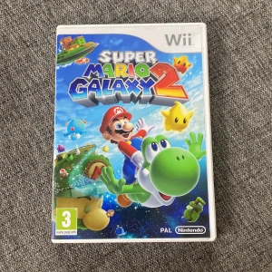 Super Mario Galaxy 2 till Nintendo Wii - Super Mario Galaxy 2 till Nintendo Wii. Spelet kommer i originalfodral med omslag och spelmanual. Omslaget har färgglad design med Mario och Yoshi i rymden. PAL-version, PEGI 3. Perfekt för dig som gillar plattformsspel och klassiska Nintendo-äventyr.