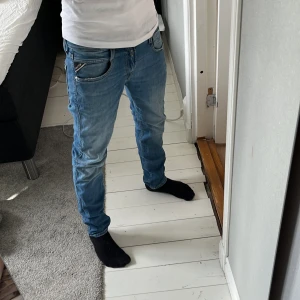 Blå replay anbass - Snygga blå replays med slim passform och klassisk femficksdesign. Byxorna har en stilren tvätt och kan passa till alla outfits! Storleken är 28/30 men passar mer 30/30!🤗 snygga jeans för bra pris! Hör av er om ni har några funderingar😁😁😁