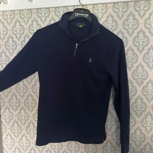 Ralph Lauren halfzip - Ralph lauren half zip i bra skick. Passar perfekt nu till sommaren🙌🏻