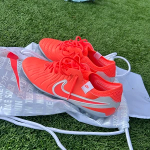 Nike fotbollsskor tiempo - Helt nya tiempos i storlek 41. Dem är använda 1 träning men det är ingenting. Skopåse följer med vid köp. Hör av er vid frågor!