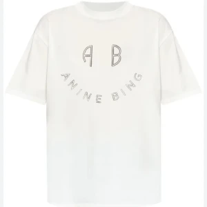 Anine bing t-shirt - Säljer denna anine bing t-shirt som jag tror inte säljs längre. Den är i storlek S!