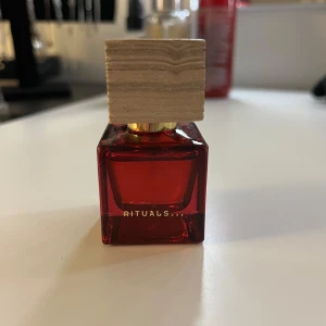 Rituals Eau d’Orient parfym - Säljer en lyxig parfym från Rituals i doften Eau d’Orient i 15ml perfekt att ha i väskan. Det är en sensuell och blommig doft 