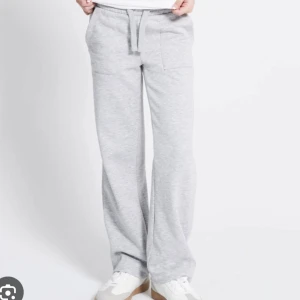 Grå mjukisbyxor från lager157 - Säljer ett par ljusgrå mjukisbyxor från lager157 med raka ben och stora fickor både fram och bak. De är köpta för ett tag sen och använda ett få tal gånger. Väldigt sköna i modellen och är i storlek S. Skicka gärna för frågor och pris förslag!☺️