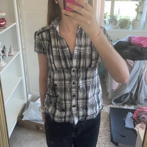 Blus 2000s - Säljer denna super fina blusen som är i från 00 talet 😊Jättefint skick och superfina detaljer