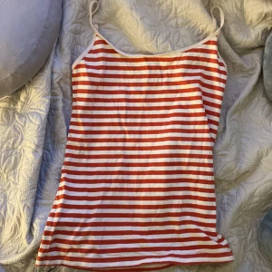 Röd- och vitrandig linnetopp från Divided - Säljer en röd- och vitrandig linnetopp från Divided by H&M i storlek 36. Toppen har tunna axelband och är perfekt för varma dagar. Mjuk och skön bomullskänsla med klassiskt randigt mönster.💕💕💕