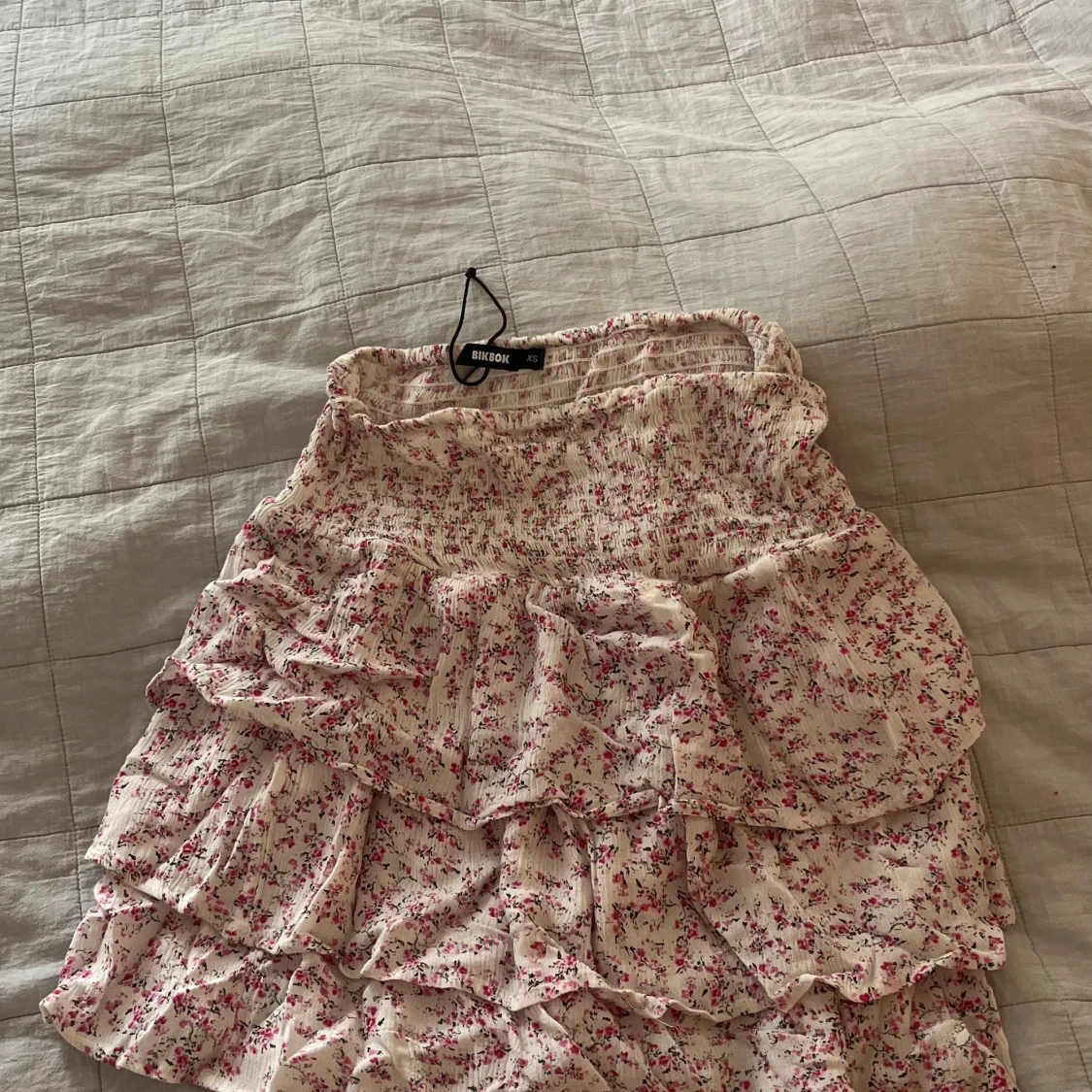 Vit blommig volangkjol från BikBok - 2