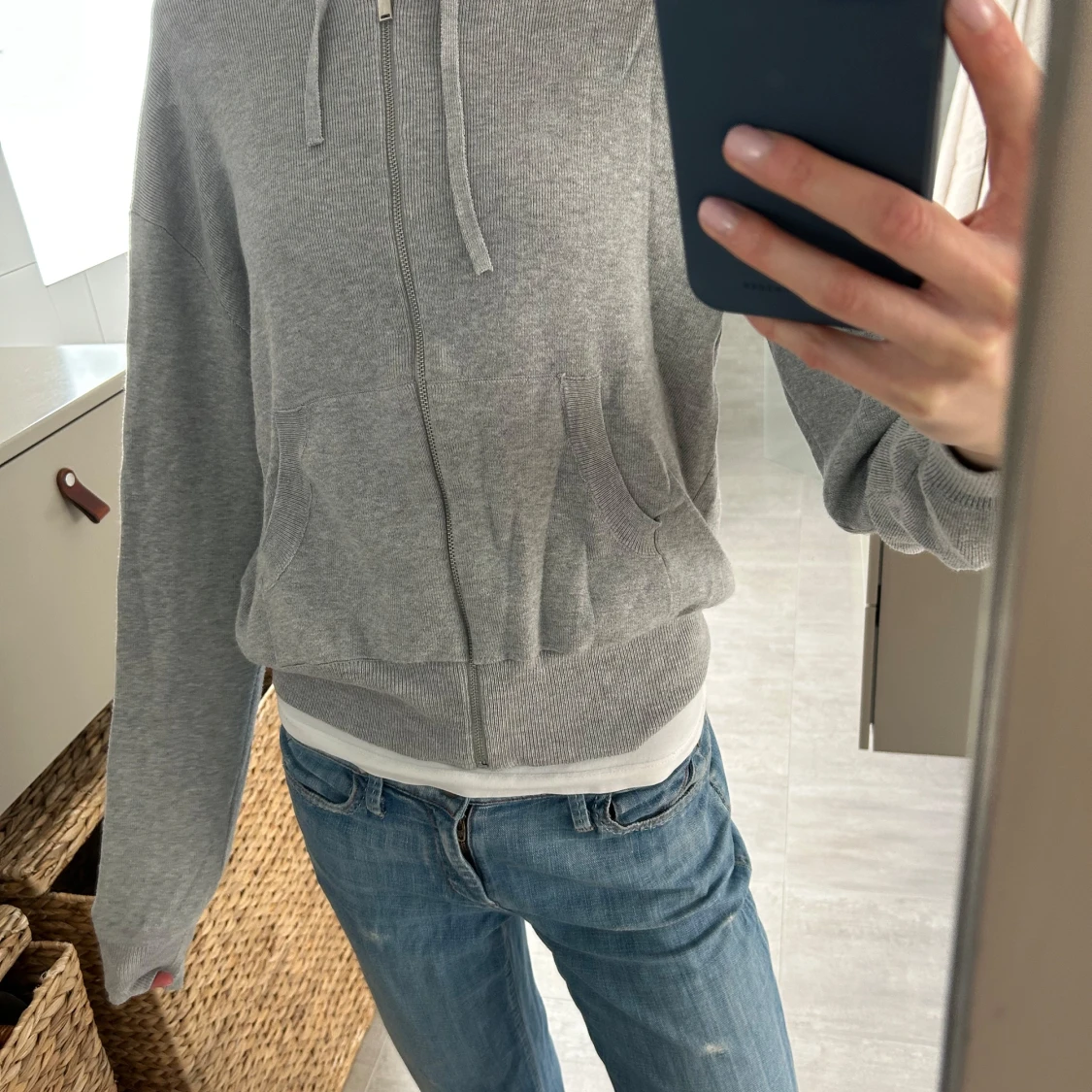 Grå stickad hoodie med dragkedja - 1