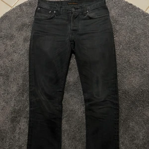 Nudie Jeans | Grim Tim - Jag säljer min svarta Nudie Jeans jeans i storlek w29/32. De är i bra skick med fint slitage. !Leverans inom 24 timmar!