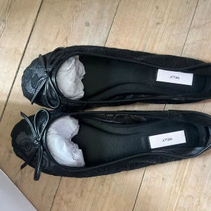 Ballerinaskor från Nelly - Säljer dessa sjukt snygga ballerinaskor från Nelly, köpta för en vecka sedan, aldrig använda, köpte i fel storlek och därför måste sälja ):