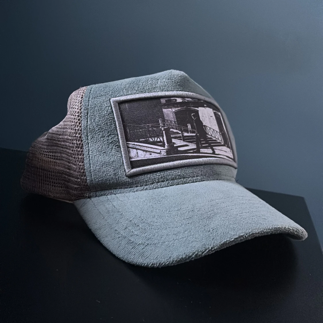 Grå keps från Emilio Pendenza med svartvitt motiv