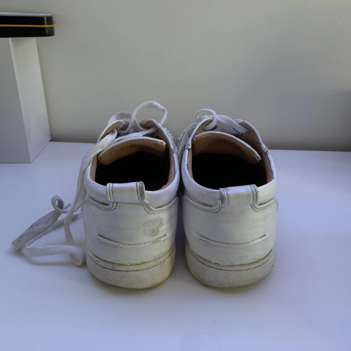 Vita sneakers med nitar från Christian Louboutin - 2