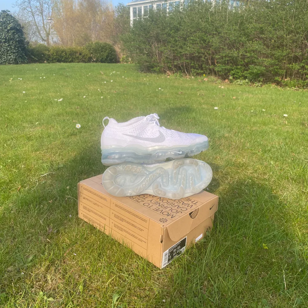 Jag köpte dessa vapormaxes på jd sports i Danmark förra sommaren och har bara använt dem ett par gånger. De är i väldigt bra skick. Storlek 40.. Kengät.