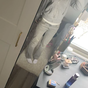 Grå  jeans - Säljer ett par grå jeans med raka ben. Jeansen har normal passform och stängs med dragkedja och knapp. På mig har dom varit rätt lågmidjade men de bror ju helt på kroppsform. Älskade verkligen dess jeans men inte min stil längre 