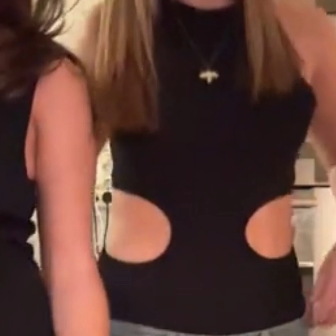 Svart ärmlös body med cut-outs - 2