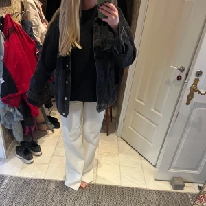 Svart jeansjacka - Svart jeansjacka från mango!!🩷