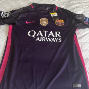 Unik Barcelona tröja  - En riktigt unik samt lite retro aktig barcelona tröja som aldrig är använd och har neymar med nr 11 på ryggen. Tröjan har lapparna kvar och är i storlek S passar runt 170-180. Skriv om intresse