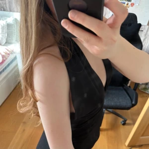 Svart halter neck  - Snygg svart blouse med halter neck. Har fortfarande prislapp på och är inte använd!