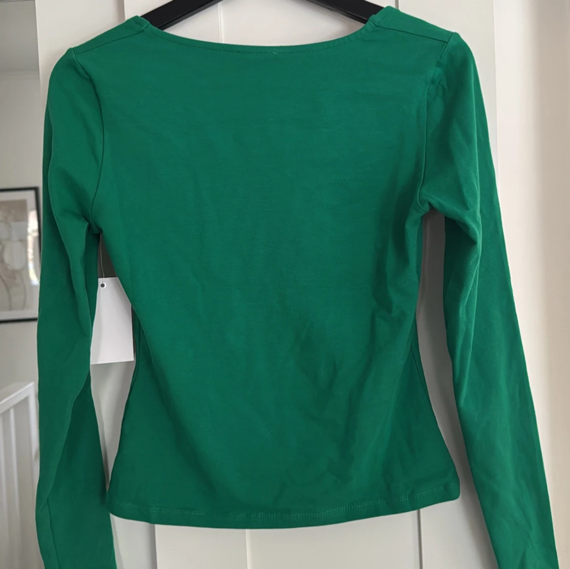 Grön långärmad topp med v-ringning - 2