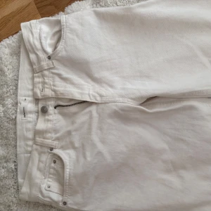 Vita jeans - As snygga lågmidjade vita jeans från ginatricot! De är lösa i modellen vid benen! Något tighta i midjan, men de sitter snyggt😎😍🤍