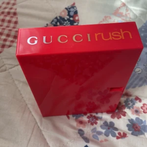 Gucci parfym - Säljer denna super god lustiga parfymen då jag samt behöver pengar och har så många andra parfymer❤️❤️Mer än hälften e kvar❤️