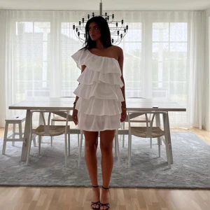 Anielle Label klänning - Superfin volangklänning från Anielle Label, aldrig använd endast testat med lappen kvar! Jättefin som t.ex studentklänning eller till midsommar!😍💕🌷