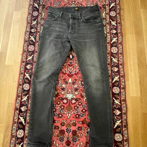 Svarta jeans Lee Luke - Säljer ett par detta Lee jeans. Inga defekter och ser ut som nya. Kan gå ner i pris vid snabb affär.