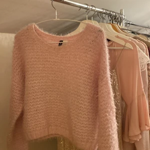 Rosa fluffig tröja från H&M - Mysig rosa fluffig tröja från H&M med lång ärm och rund hals. Den har några små defekter, skriv för fler bilder❣️