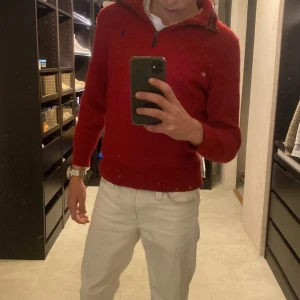 Quarter zip Ralph Lauren  - Säljer en fet Ralph lauren quarter zip. Använd fåtal gånger och är i perfekt skick. Säljer pga att jag växt ur den. Storlek S. Nypris ligger på 2900kr!!!