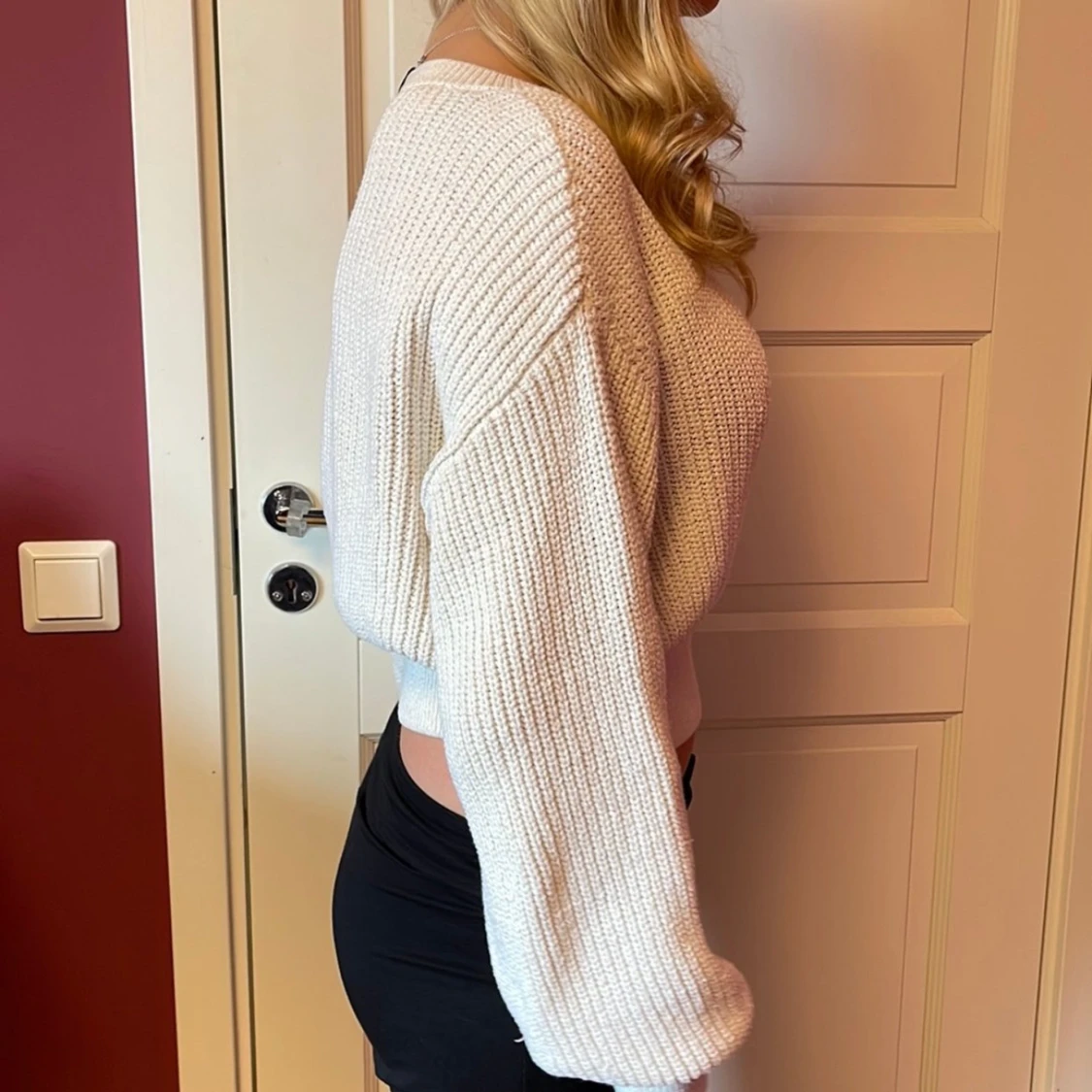 Vit stickad tröja med öppen axel - 1