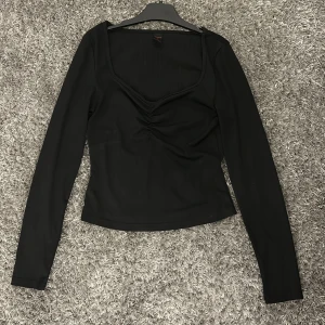 Svart ribbad topp - En fin långärmad tunn tröja med v ringning och spets runt om💓💓den är i fint skick!!! Köpt i höstas, storlek S men passar också Xs