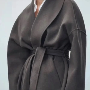 Ull kappa från Massimo Dutti - Säljer denna populära ullkappa från Massimo Dutti. Den har en klassisk design med långa ärmar och en mjuk, omslutande krage. Inte mycket använd så i superfint skick! Storleken är M men den är liten i storlek så skulle säga att den passar allt mellan xs-m, brukar vanligtvis ha s i jackor och denna passar bra på mig💗