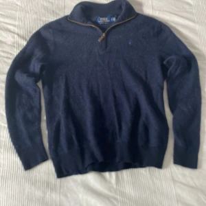 Marine blå Ralph Lauren half-zip sweater  - Säljer min Ralph Lauren ”half-zip”. Den är i väldigt gott skick med inga defekter. Priset kan diskuteras och om man har frågor eller vill ha fler bilder så är det bara att höra av sig. 
