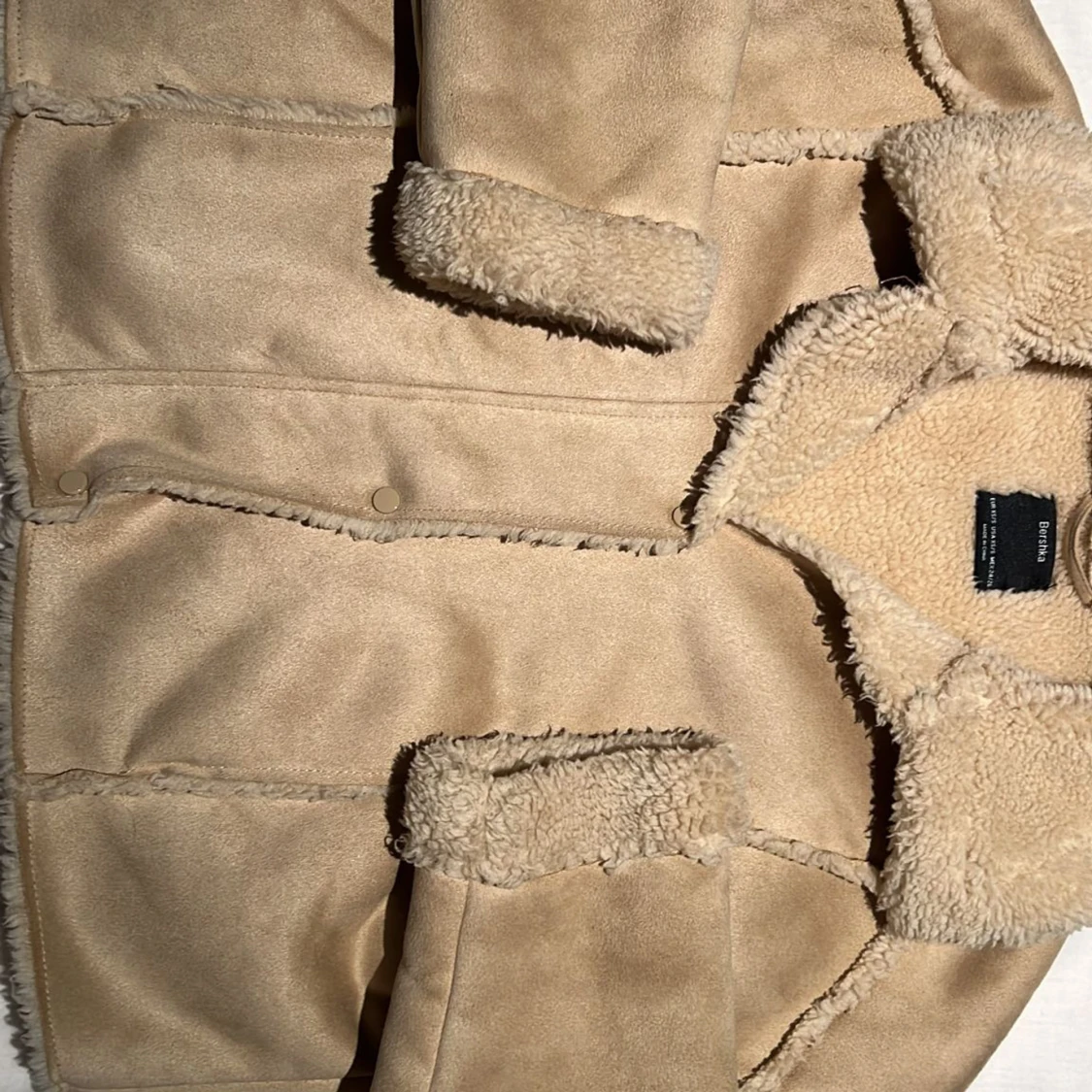 Beige teddyjacka med fuskpäls