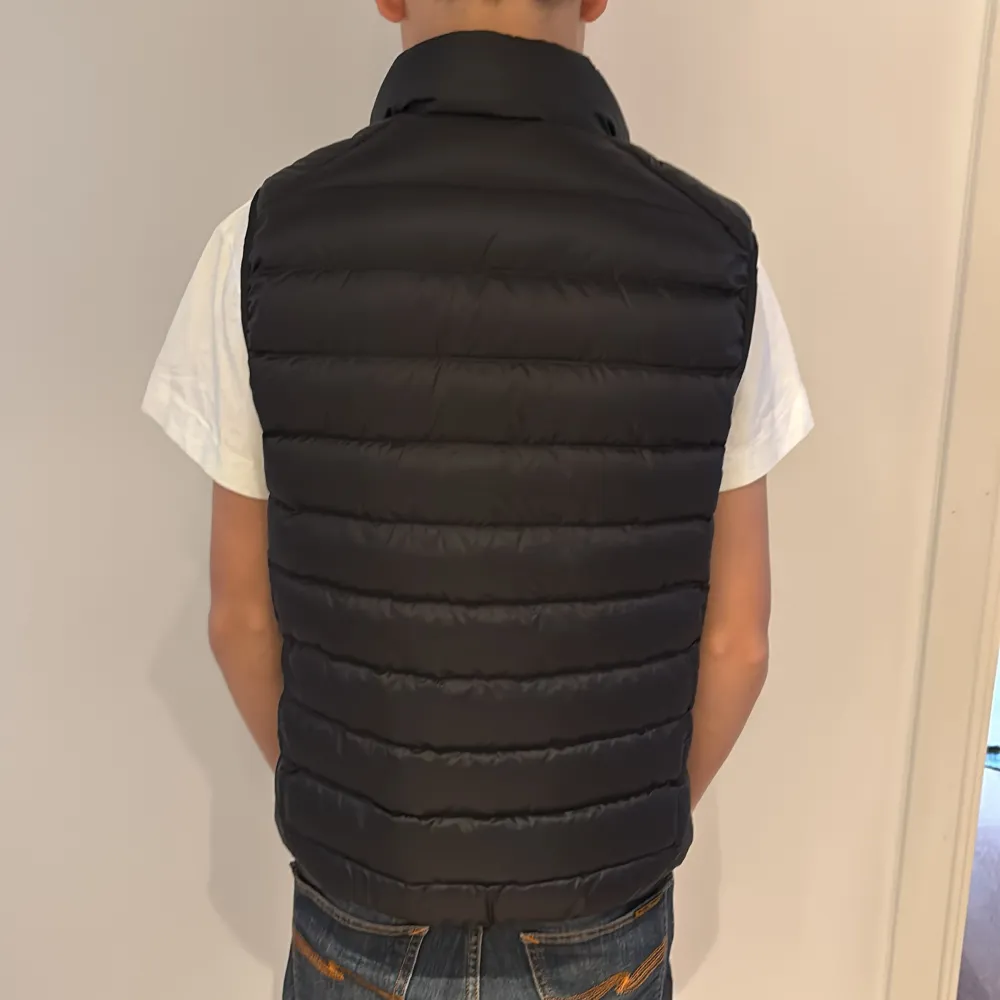 Säljer en svart klassisk väst från Uniqlo. Inga defekter alls. Knappt använd då jag ägt två och använt den andra mest. Storleken är XS, jag är 168 och den passar mig. Hör av er om ni har några funderingar! ✅/Gustav 👊🏼. Takit.
