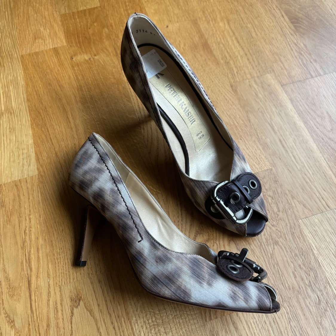 Bruna pumps med mönster och spänne